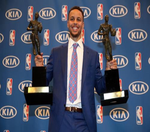 9年前的今天：库里拿到全部第一选票成为历史至今唯一全票MVP