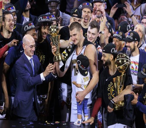 两年前的今天：掘金击败热火夺得NBA总冠军约基奇荣膺FMVP