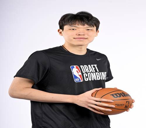 记者：大伙很多时候忽略了杨瀚森19岁的年纪他的投篮&移动都不差