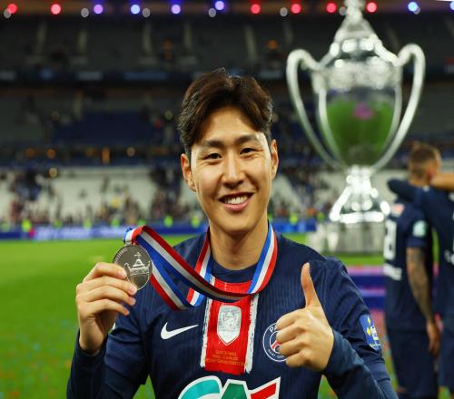 小跌500万李刚仁45场6球6助合格轮换，赛季4冠王掉身价又何妨