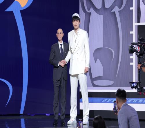 杨毅：开拓者内线扎堆仍选杨瀚森说明执着期待还有后续交易