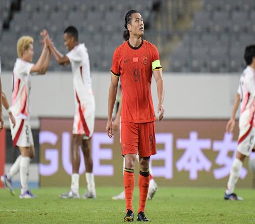 打几分国足东亚杯前两场03韩国&02日本，如何评价国足表现