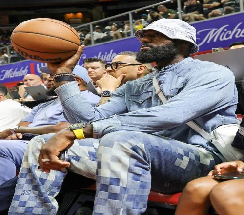 同一场地拓记打趣：詹姆斯等着看KlutchSports同事杨瀚森呢