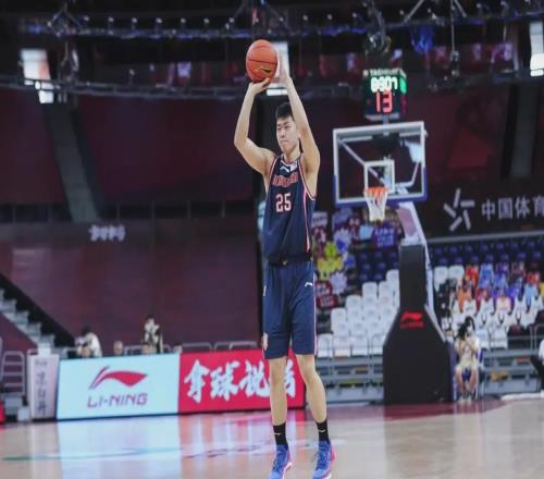 张皓嘉被弃用！杜锋：我让他打了五六年首发