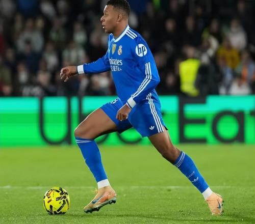 随着皇马22埃尔切，西甲第13轮最新积分榜如下，巴萨落后皇马1分