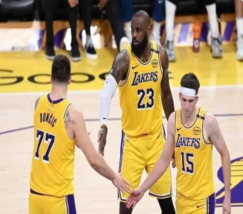 湖人以微小代价换来肯纳德这位三分王在詹东里身边有何种发挥