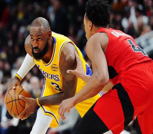 雷迪克奇招！湖人半场5554猛龙，东詹合砍31+1+6！