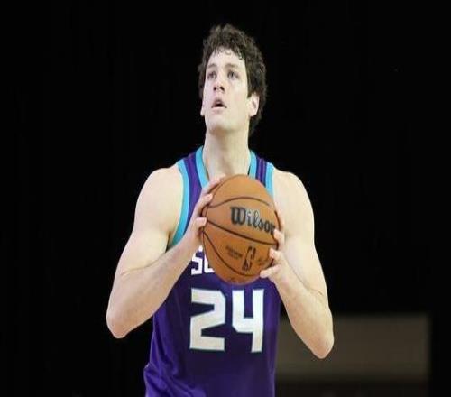 曝黄蜂将与PJ霍尔签下一份双向合同