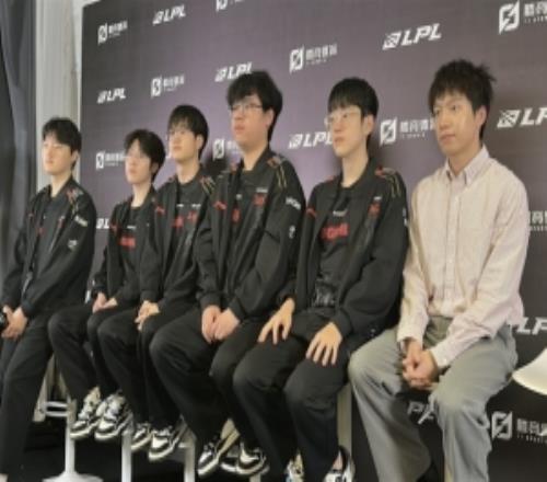 JDG赛后群访Peyz：现在状态不是很好需要更努力去恢复好的状态