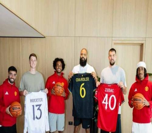 联动！祖巴茨等NBA球员造访卡灵顿，获赠曼联球衣