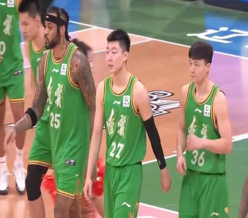 CBA又闹大笑话，辽宁队主场被坑了，裁判成最大笑料