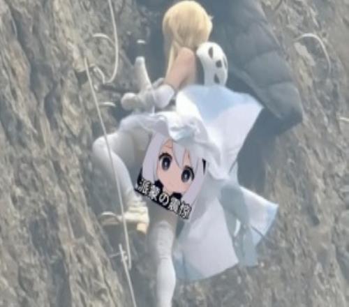 这么卷女玩家COS《原神》旅行者爬山：体力条会见底吗