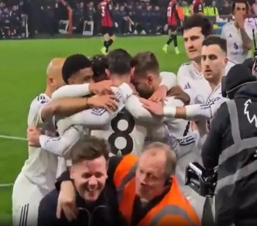 一球迷在曼联球员庆祝时混入其中和B费拥抱，达洛特神情疑惑