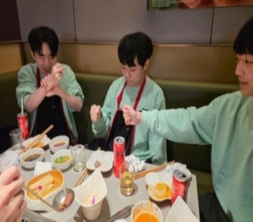 DK三人组聚餐：由衷感谢安排周全的RiotLCKLPL以及中国安保人员