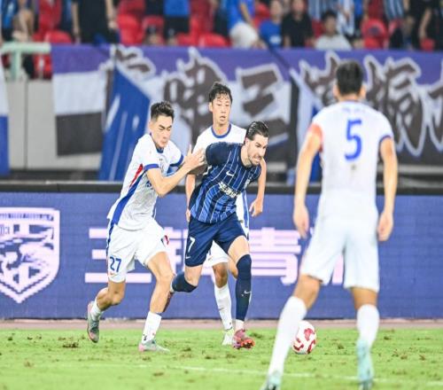 中超争冠格局大乱：榜首易主，前4差距最多2分，竞争白热化