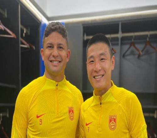 艾克森评中国男足：郑智很厉害，能当国足主帅！遗憾武磊留洋晚了