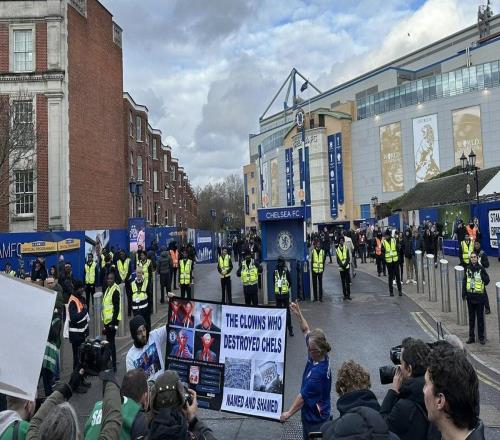 抗议BlueCo，切尔西球迷在斯坦福桥场外高喊“恩佐马雷斯卡”