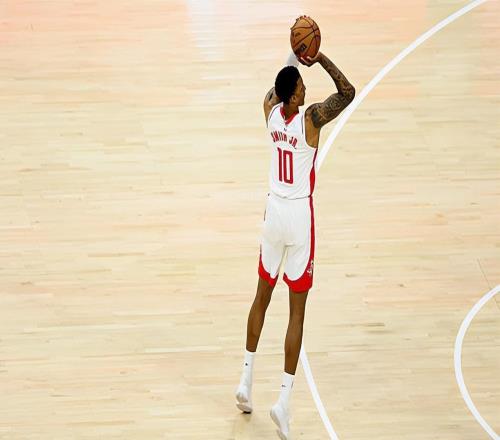 好歹在防守端强势了一些，火箭锋线新星必须得展现出更多的亮点