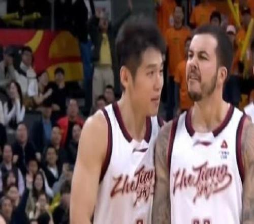 精彩绝伦！浙江外援约克踩着中场logo超远三分绝杀广东