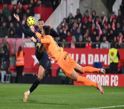 西甲争冠悬念升级！皇马客场丢分落后巴萨1分，姆巴佩点球救主