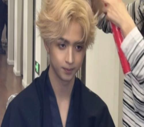 还挺帅Hanssama分享自己的新造型