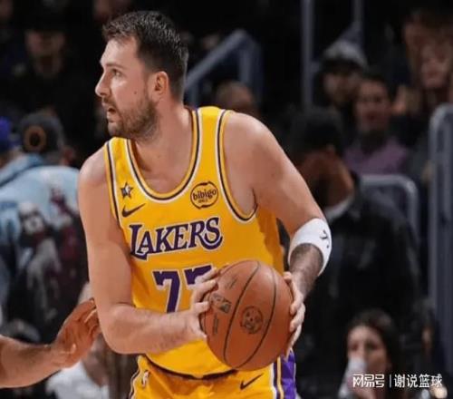 湖人复仇迎连胜，东契奇满分詹姆斯优秀，两替补也进红榜