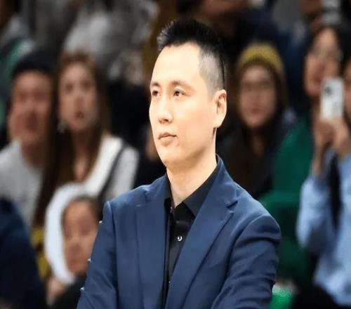 胜广厦发布会！卢伟赞篮板，谈洛夫顿+白边发挥，李弘权强调团结