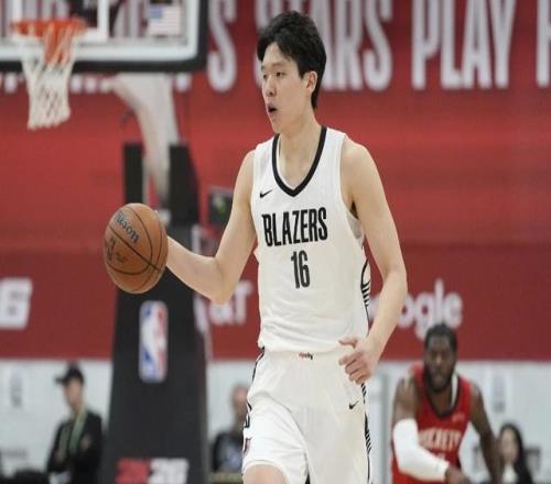 美体育专家指出：现役中锋排名杨瀚森高过艾顿，湖人尴尬不
