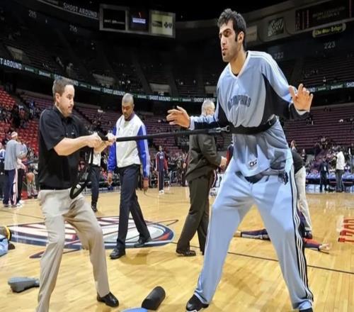 回想一下，一个伊朗运动员，想打NBA有多难