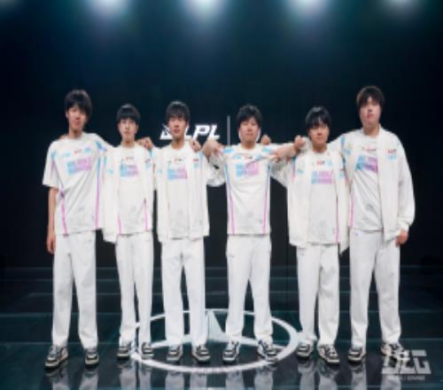 还有猛料爆料称：疑似去年亚军后BLG团建现场，前主教练还带Bin去PC