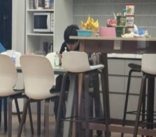 北川的不在场证据找到了网友分享照片：昨晚北川孤身一人吃饭