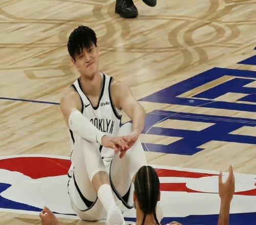 NBA中国赛第二场篮网半场落后太阳2分，曾凡博没有获得出场时间
