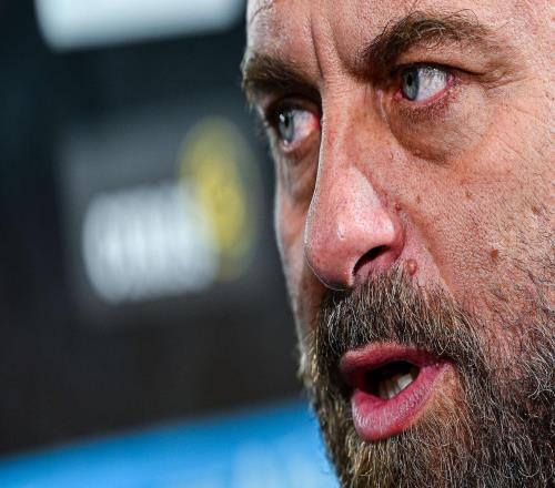 德罗西：我不满意球队表现，有些遗憾面带愁容向罗马球迷致意