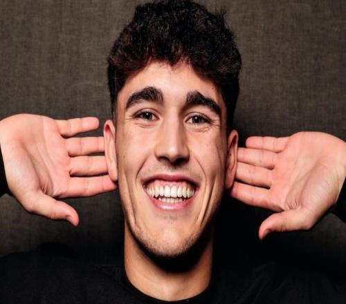 库巴西：偶像是普约尔和皮克，范戴克的气质和出球也是我榜样