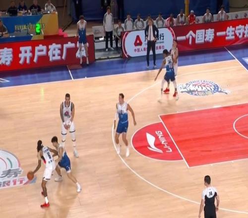 山东男篮102：82大胜新疆，7人得分上双彰显团队力量