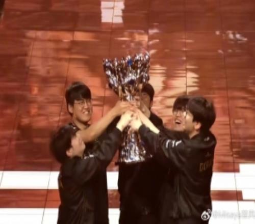 若风：三冠王，在如今的Faker身上实现，书写传奇最浓到一笔