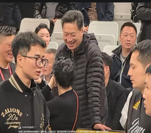 揭幕战温馨一幕！李春江受邀观看广厦总冠军颁奖仪式，受热烈欢迎