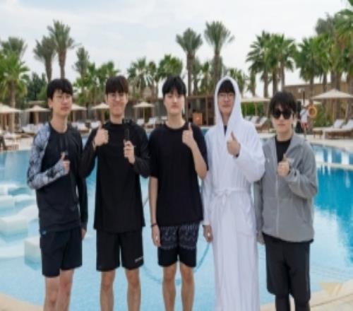 T1官媒晒队员团建照：T1withTheRedSea