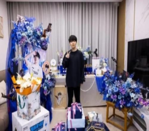 iG官方晒Rookie生日返图：感谢各位粉丝们的应援和礼物