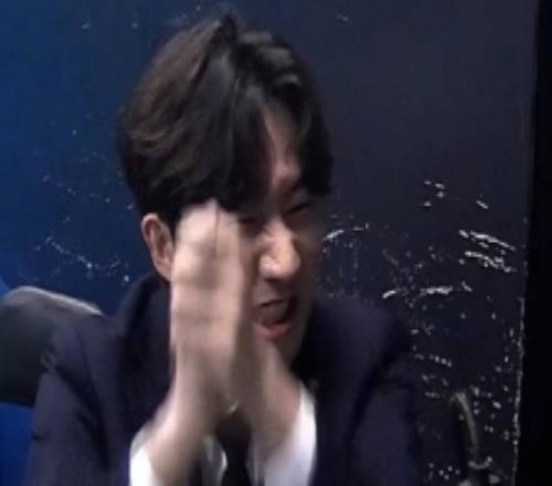 IG发布对阵WBG赛场语音theshy：今天早下班吧加油