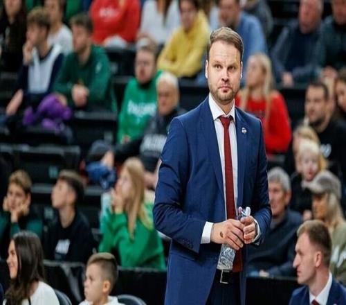 为换帅蓄力7胜5负排第6，昔日黑马不忍了，引入强人加入教练组