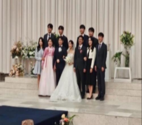 Gumayusi姐姐结婚Faker、经纪公司、HLE送上了祝福花圈