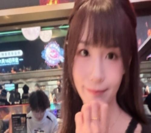 瞳夕分享日常照片：看到熊猫辣