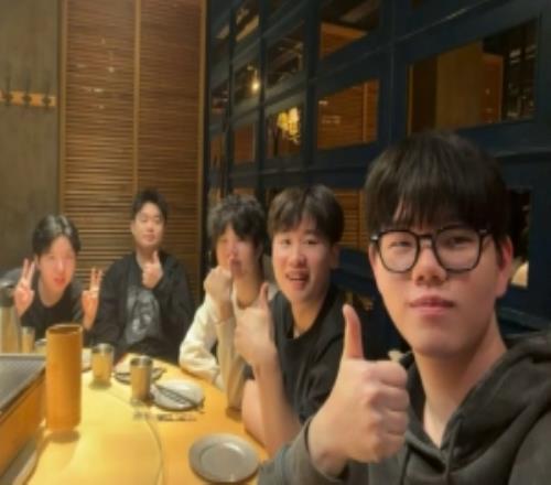 IG分享选手聚餐合照：2025年的最后一张合照孩子们明天比赛加油