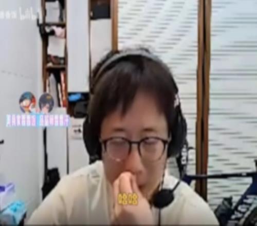 米勒：Gala真是省吃俭用啊，说皮肤太贵了没买就在比赛服玩