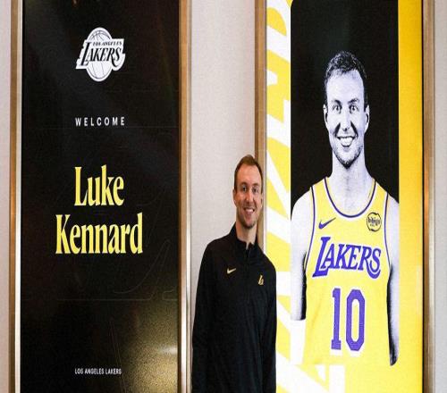 肯纳德亮相湖人训练馆！最快首秀战勇士高中生涯得分高于詹姆斯