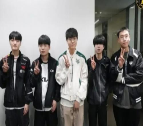 BFX分享季前赛下路队合照：下路王子队出发了，请为我们加油