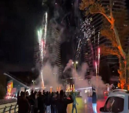 啊这加拉塔萨雷球迷深夜放烟花，利物浦众将备战欧冠受干扰