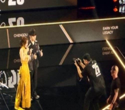 王思聪“杀手”youdang更新微博晒现场观赛：外战看滔博！