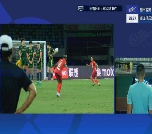中超争议判罚！米神点球被吹，王钰栋手球送点，卡内达暴怒